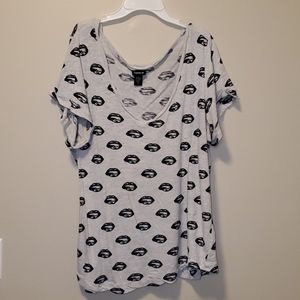 Torrid Deep V-Neck Tee w/ Lips Print 3x